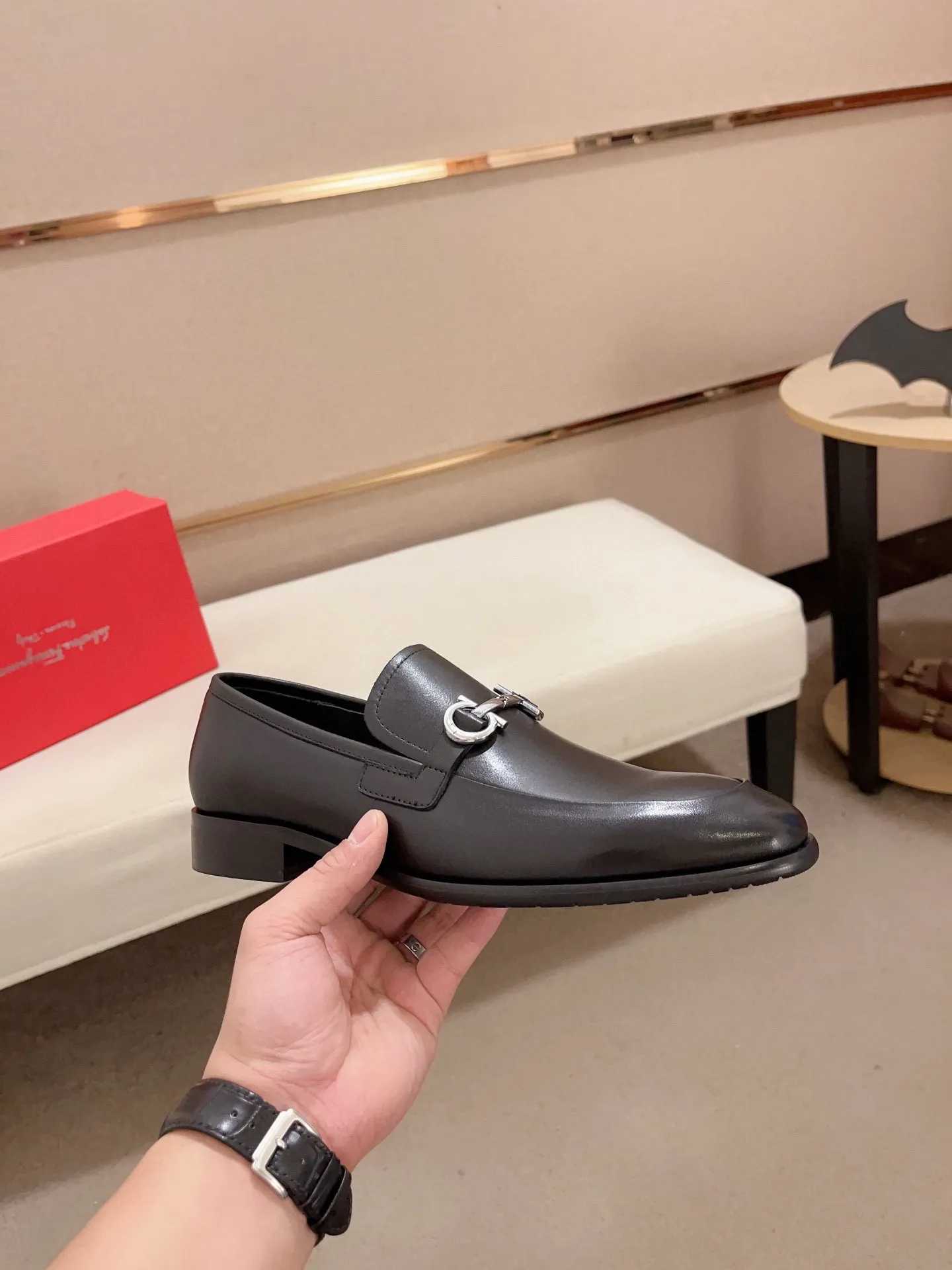 Men's shoes💰: 540💰 High version Ferragamo quality! 🆕🆕Exclusive hot-selling products in stock🔥🔥New products on the shelves, high-quality shoes, high-end driving shoes, with complete packaging! 💪 💪 Material: imported patented cowhide 🐂 + imported high-quality water-dyed cowhide lining + wear-resistant outsole 👍🏻👍🏻 Features: high-end and comfortable, purely handmade 🚀 🚀 Create the perfect shoes that suit you best 🔥 🔥 Size: (38-44) Can be customized 45 non-returnable!